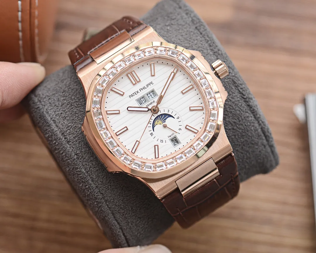 【Top replica】💰2400! Patek Philippe Sporty Elegance Series 5726/1A-014 1. The structure of the case is the same as the original one. The hole on the case is beveled. When the screw is screwed in, it will move downward to tighten the front cover. The three-layer waterproof ring screw-in crown makes the case super waterproof. 2. The replica movement in the 3.0 era is modified to Cal.324 S QA LU 24 H movement 3. The steel strap has good texture, can be bent flexibly, and is comfortable to wear. It does not have the bending range of some versions on the market that is not enough to wear on small wrists, and the strap cannot be bent. The buckle is made of spring steel and has good elasticity. 4. Functions include three-hand time display, month and week calendar display, and moon phase 24h display. The functions are real and usable. The quick adjustment position of the month and week is different from other versions on the market and remains consistent with the original.